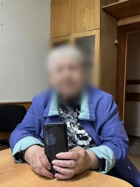 В Копейске пенсионерке вернули похищенный из подъезда телефон