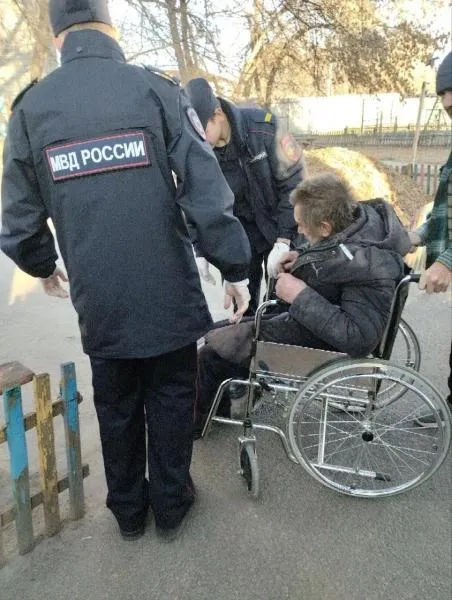 Полицейские Копейска уговорили ослабленного мужчину принять помощь