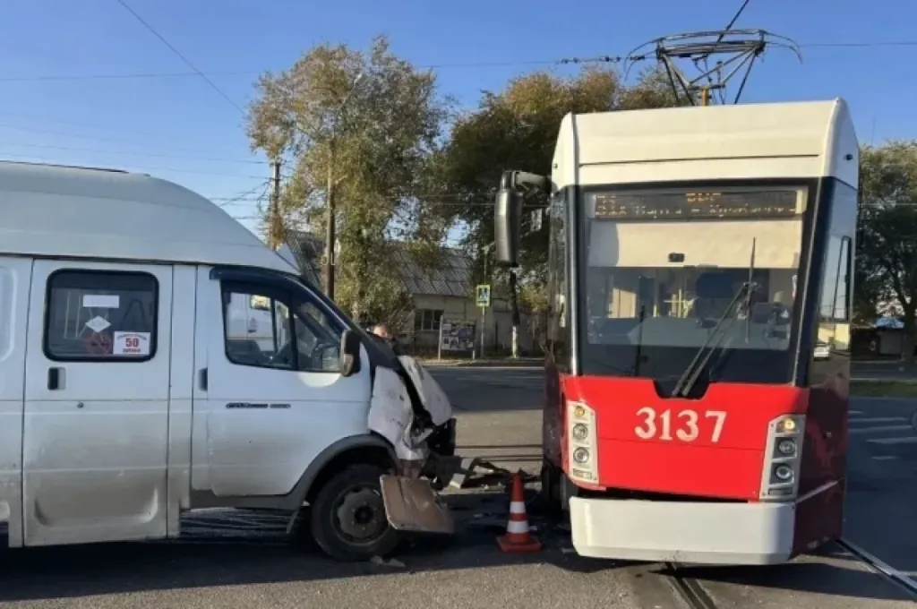 В Магнитогорске маршрутка столкнулась с трамваем, двое пострадали