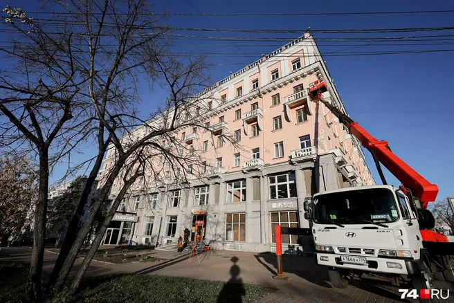 У закрытой с 2020 года гостиницы «Южный Урал» освежили фасад