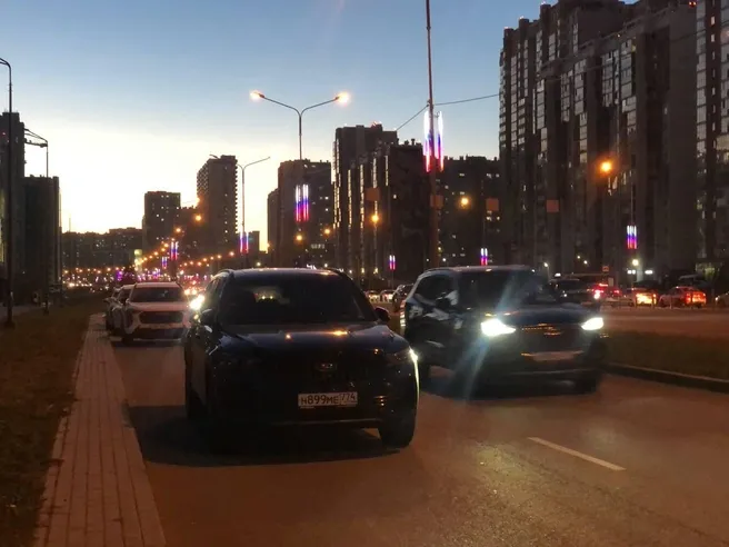 У «Арены Челябинск» парковка закрыта, машины бросают на набережной