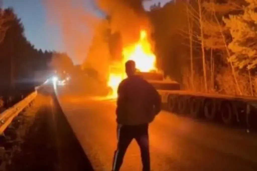 На трассе М-5 в Челябинской области загорелся грузовик